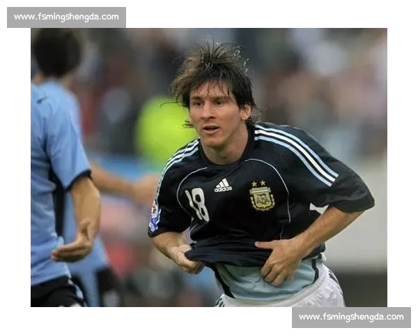 梅西萌娃力荐发带造型!长发飘逸成赛场新焦点