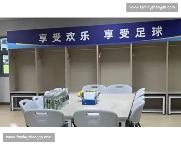 苏州队赛后打扫更衣室传递正能量 留言：保持热爱共铸苏超未来