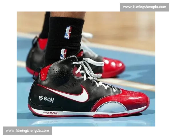 撕裂之城的双时代：罗伊的黄曼巴传奇与杨瀚森的青春风暴